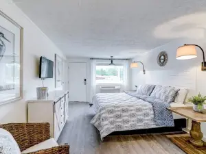 Deltaville Dockside Inn