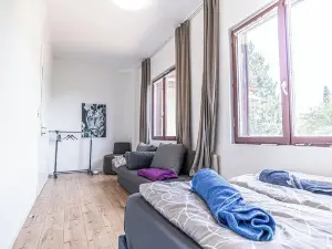 Cozy House  Terrace &Garden  Sleeps 34