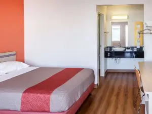 Motel 6 Bakersfield, CA - Convention Center