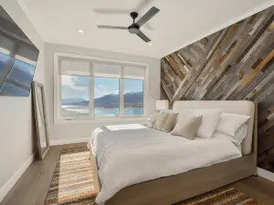 Luxury Home with Stunning Views and Dual Kitchens - Exquisite Retreat