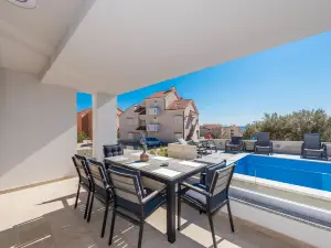 Apartments with Pool Villa Zora