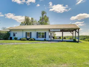 Cozy Cottage in Taylorsville Hot Tub and Lake Views