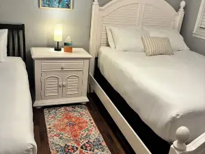 2-bedrooms 1-bath house in Lyons with WiFi, AC, and printer.