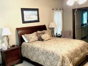 Escape to Luxury: Stunning 6-Bedroom Lakefront Home on Lake Eufaula!