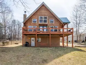 Charming 2-bedroom cabin with AC, WiFi on private lake in Dunlap, Tennessee