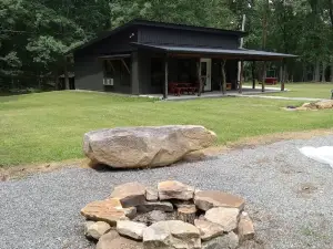 Cozy cabin in tranquil Dunlap with WiFi. Close to Fall Creek Falls state park.