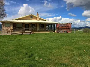 Spacious 4-bedroom house that sleeps 15- 14 Min to  49 North Mountain Resort