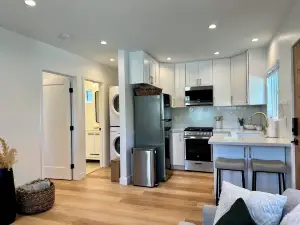 Suburban/LA Valley Getaway w/ kitchen & W/D.