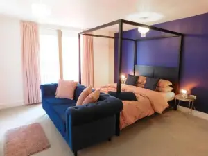 Spacious Luxury Waterfront Apartment