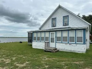 Cozy 4 Bedroom Cabin on Blue Dog Lake - Perfect for Families and Friends