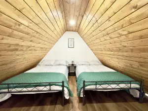 Bobcat Tiny Luxury Cabin on Lake