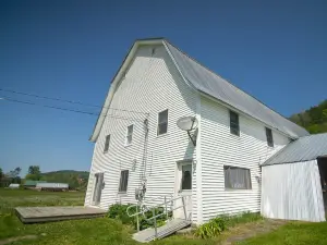Cozy renovated barn apartment on first floor