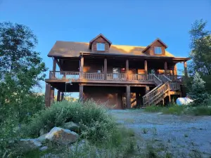 Tri-level Cabin Retreat-Privacy & Views!