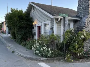 Mary's Place is a historic cottage with private garden in the center of town.