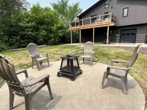 Burwell Hideaway Nordic Spa *HOT TUB * Sauna* Pool Table * Fireplace *
