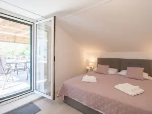 Four Bedroom Holiday Home with Sea View