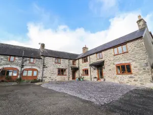 Maestyddyn Farm House