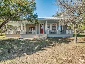 Beautiful Hill Country Ranch Home - 4 Mi to Town!