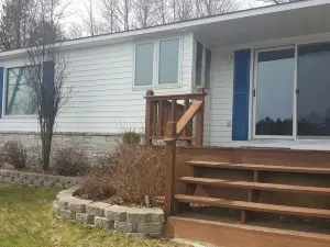 Secluded lakeside  Cottage in the heart of National Forest- down UP back roads.