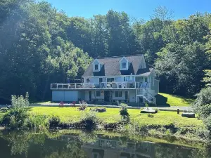 Beaver's Bend Lakefront Retreat ~16 mi to Slopes & Pet Friendly!