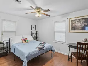 Cute house in a very quiet safe area -3 br 1 b