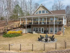 New*Luxe Lakefront*Fully Loaded*Hot Tub*Fire Pit