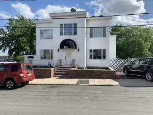 2BR with a king, queen-beds sofa bed 65’’TV free parking close to everything