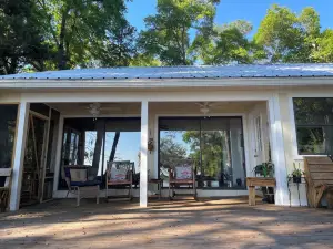 Lakefront Cottage with amazing views