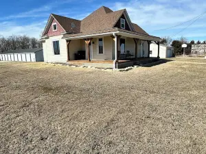 Charming 4-bedroom farmhouse with AC, WiFi near lovely Holton. Beautiful view