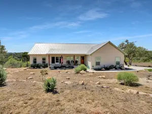 Unique Layout with Swim Spa and Privacy - Stunning Hill Country Retreat