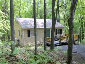 A Humble Abode - - Pet Friendly, Fire Pit, Deck, Grill, Wood Stove, Games, Wifi, 6 Acres