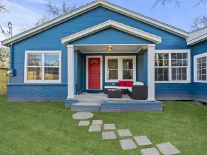 The Retreat- Family Funhouse w/Waterfront Access!