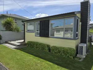 Kainga Tatahi  - Modern Urenui Beach Bach