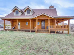 Spacious Rifle Cabin w/ Deck + Mountain Views!