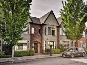 Modern Vancouver Townhome - Right on Main St!