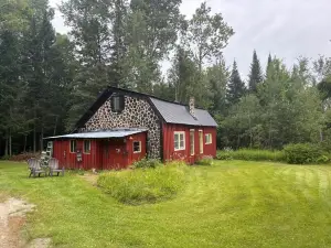 Delightful cordwood cabin -Westmore near Burke Mtn, Lake Willoughby - Jay Peak.