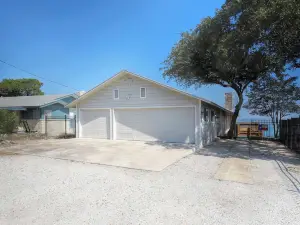 บ้านริมน้ำลายค์ พร้อมบัวน้ำร้อน และหลุมไฟ