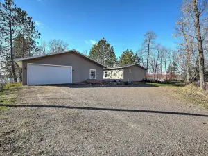 Sarona Serenity: Lakeside Retreat w/ Boat Dock!