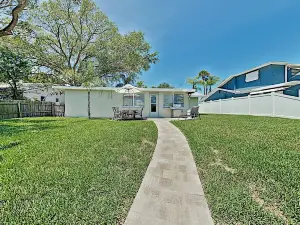 Canal-Front Coastal Boat Dock & 2 Kayaks! 2 Bedroom Home