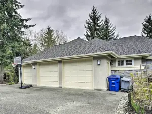Luxe Bellevue Mansion - Gated Yard + Grill!