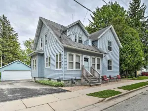 Walkable Lake Elkhart Apt Dine, Shop, Swim!