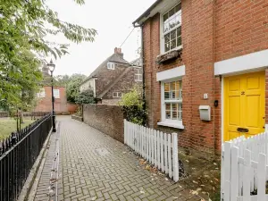 Quaint 2-Bed Cottage in the Heart of Ashford