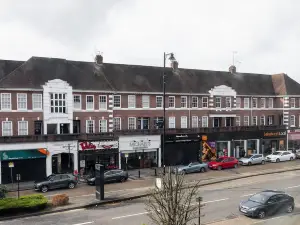Skyvillion -4Bed Cozy Cockfosters Apt Mins to Tube