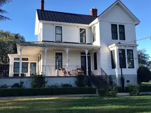 Beautiful 6 bedroom Historic Park Victorian
