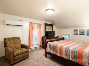 The Shepard Farmhouse on Acreage, a Private House