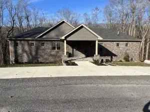 SPACIOUS 5/3 SCREENED PORCH AND PATIO, LAKE VIEW