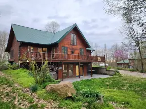 Luxury Lodge in Hocking Hills ~ Hot Tub ~ 2 Fireplaces