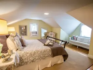 Within walking distance of shops & restaurants in historic Sharon Springs