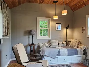 LAKE ACCESS  4-Season home, 4-bdrm 2-bath, super clean, bright & cozy