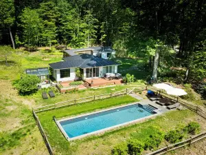 Upstate Kerhonkson Cottage on 2 acres w/ firepit and covered patio to guesthouse